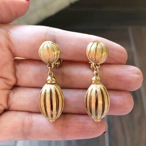 Vintage Monet 1960s Gold Tone Dangle Clip On Earrings